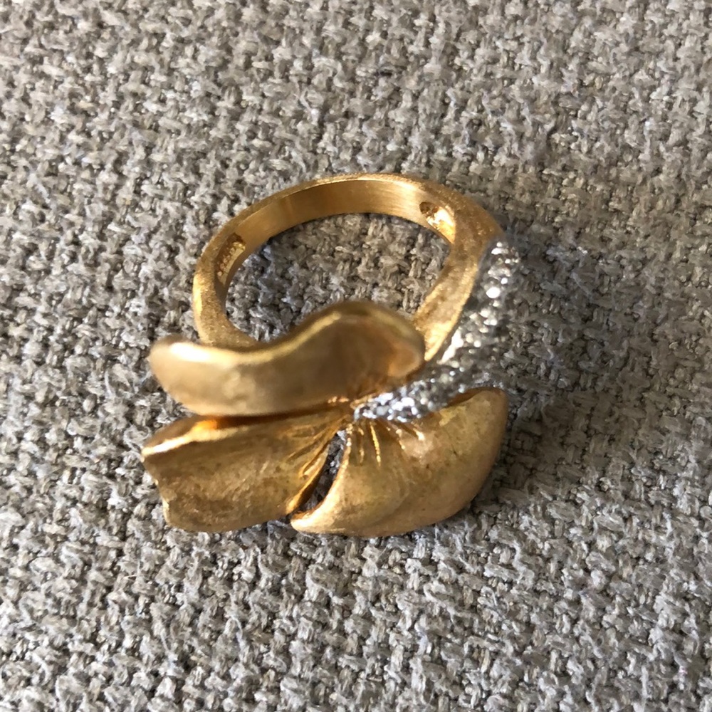 Gold flower ring - Picture 2 of 5